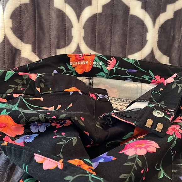 Old navy pixie mix-rise pants, size 6 regular. - Picture 2 of 3
